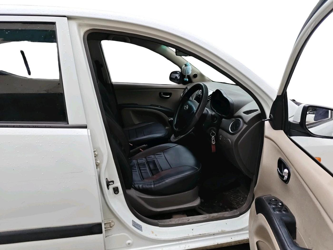 2011 Hyundai i10 MAGNA 1.1, Petrol, Manual, 1,18,573 km, interior
