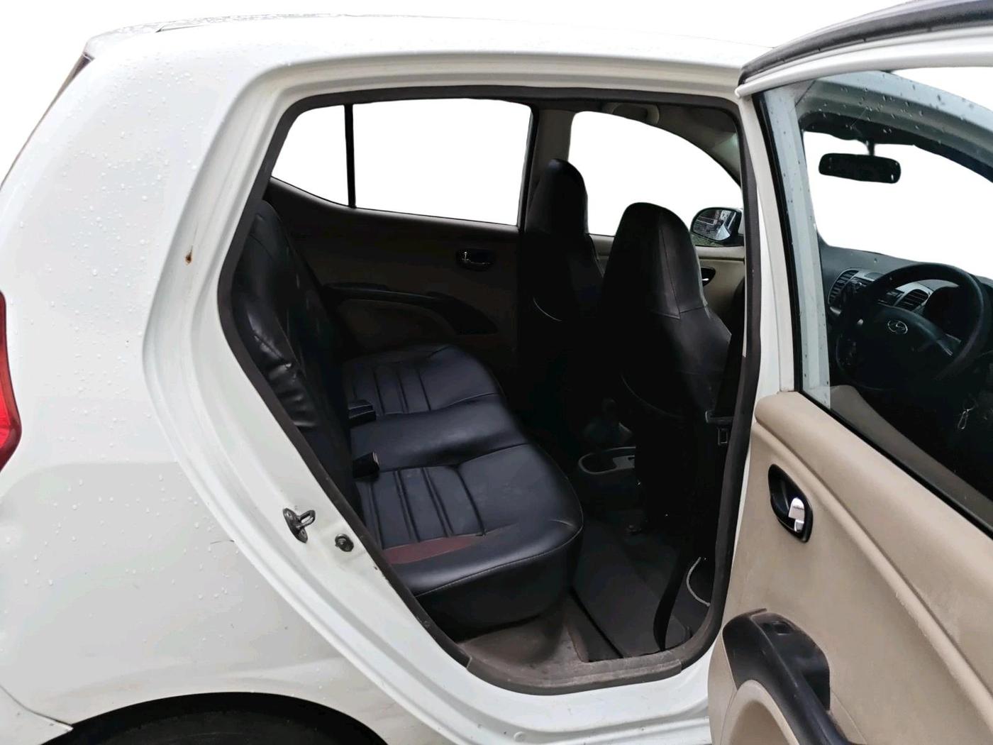 2011 Hyundai i10 MAGNA 1.1, Petrol, Manual, 1,18,573 km, interior