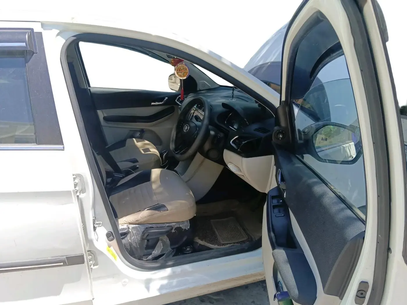 2022 Tata TIGOR XZ PLUS PETROL, Petrol, Manual, 30,417 km, interior