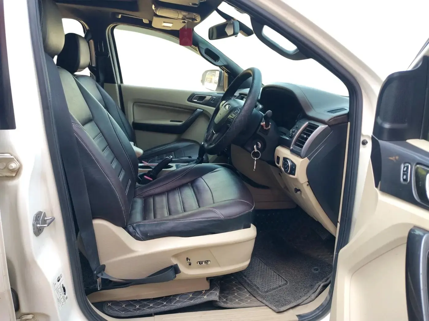 2018 Ford Endeavour TITANIUM 3.2 4X4 AT, Diesel, Automatic, 1,38,300 km, interior