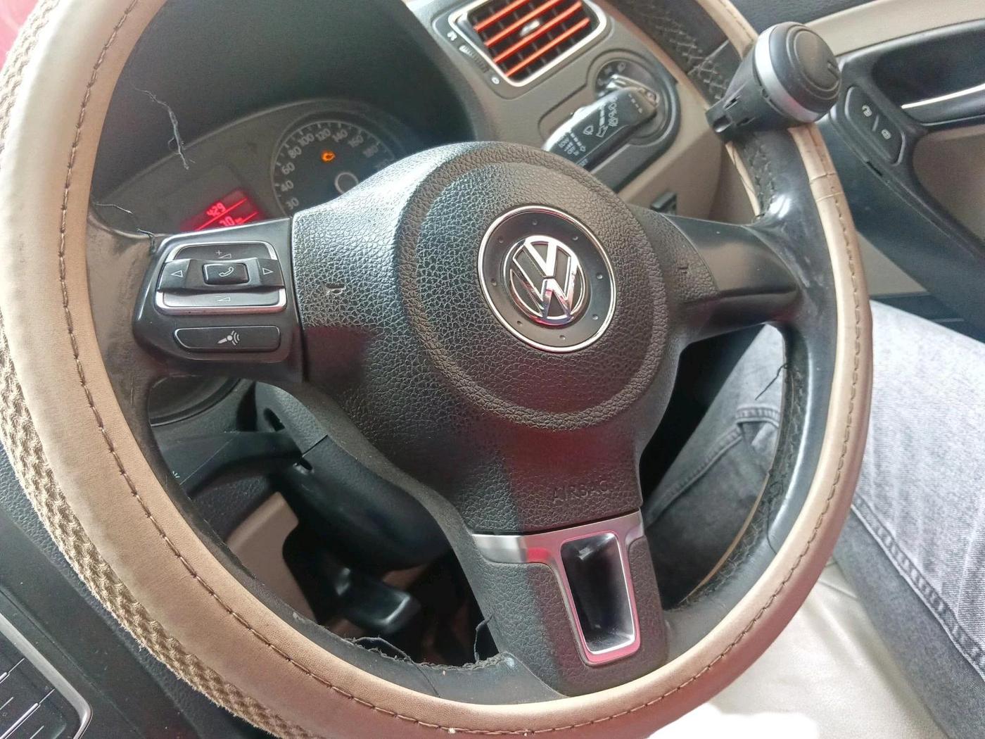 2013 Volkswagen Polo HIGHLINE1.2L, CNG, Manual, 99,817 km, interior