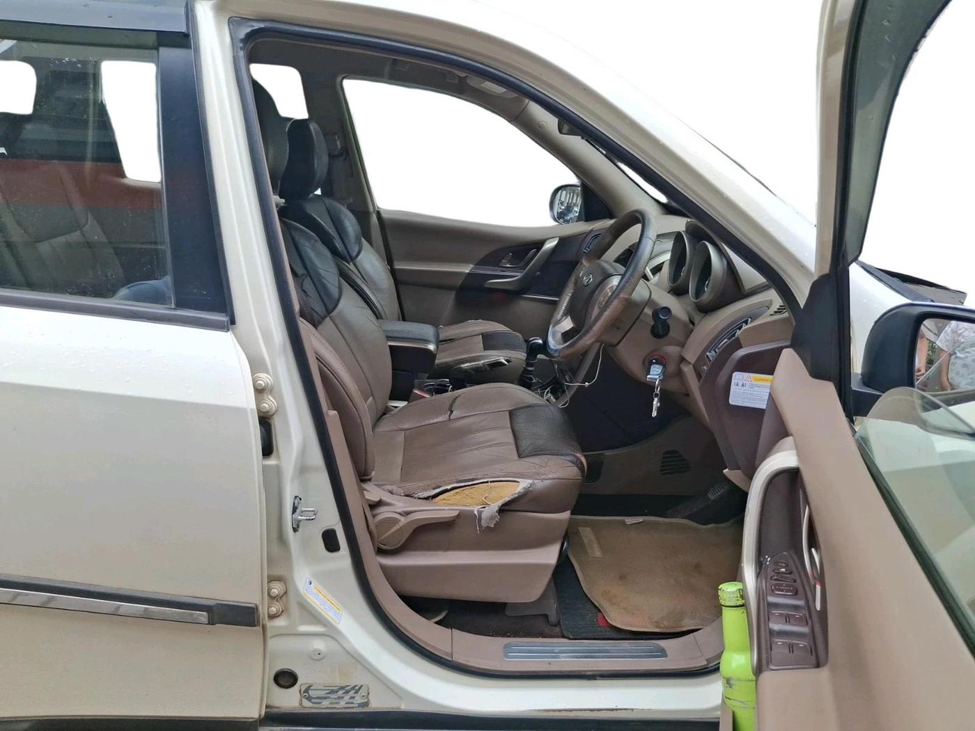 2013 Mahindra XUV500 W8, Diesel, Manual, 1,95,142 km, interior