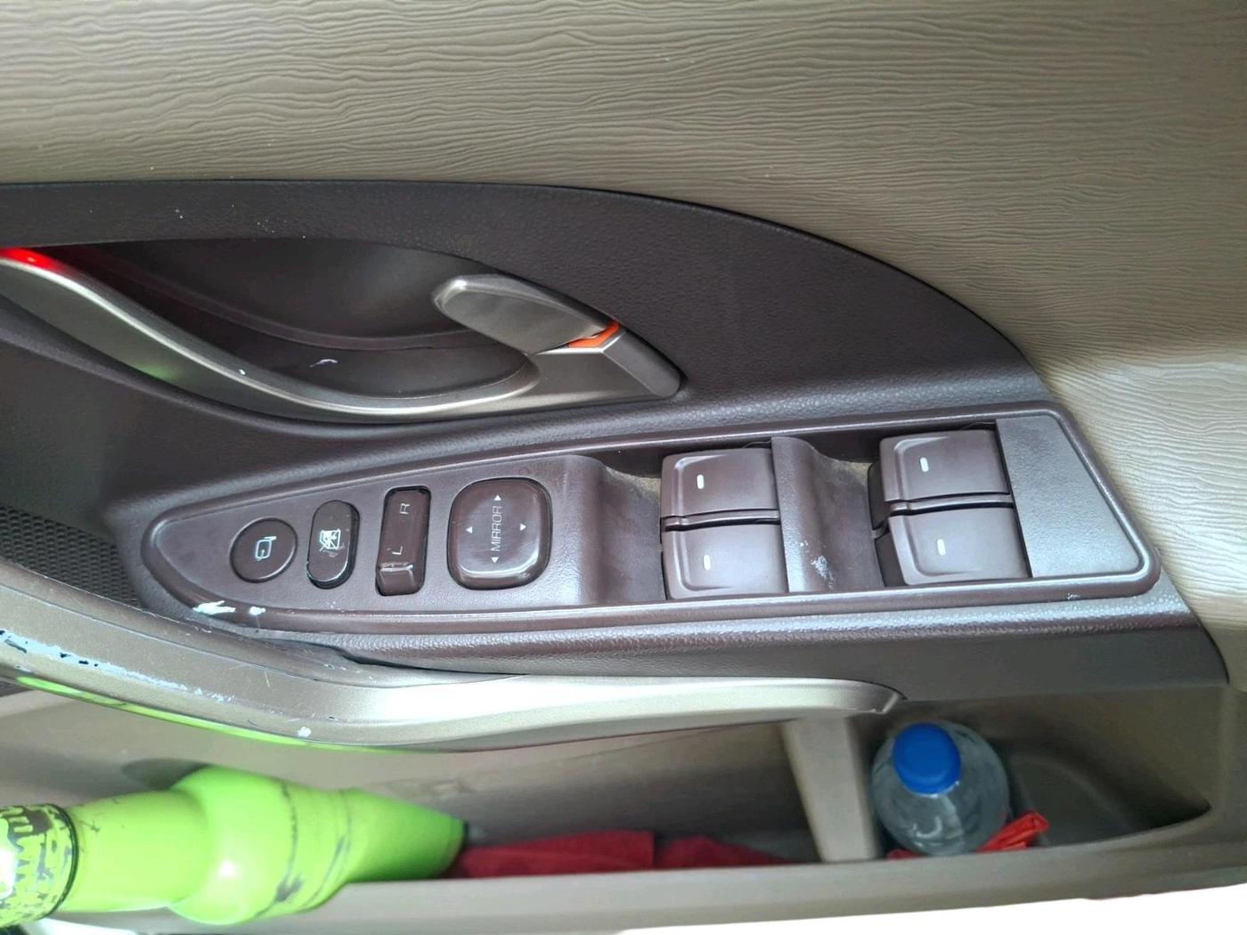 2013 Mahindra XUV500 W8, Diesel, Manual, 1,95,142 km, interior