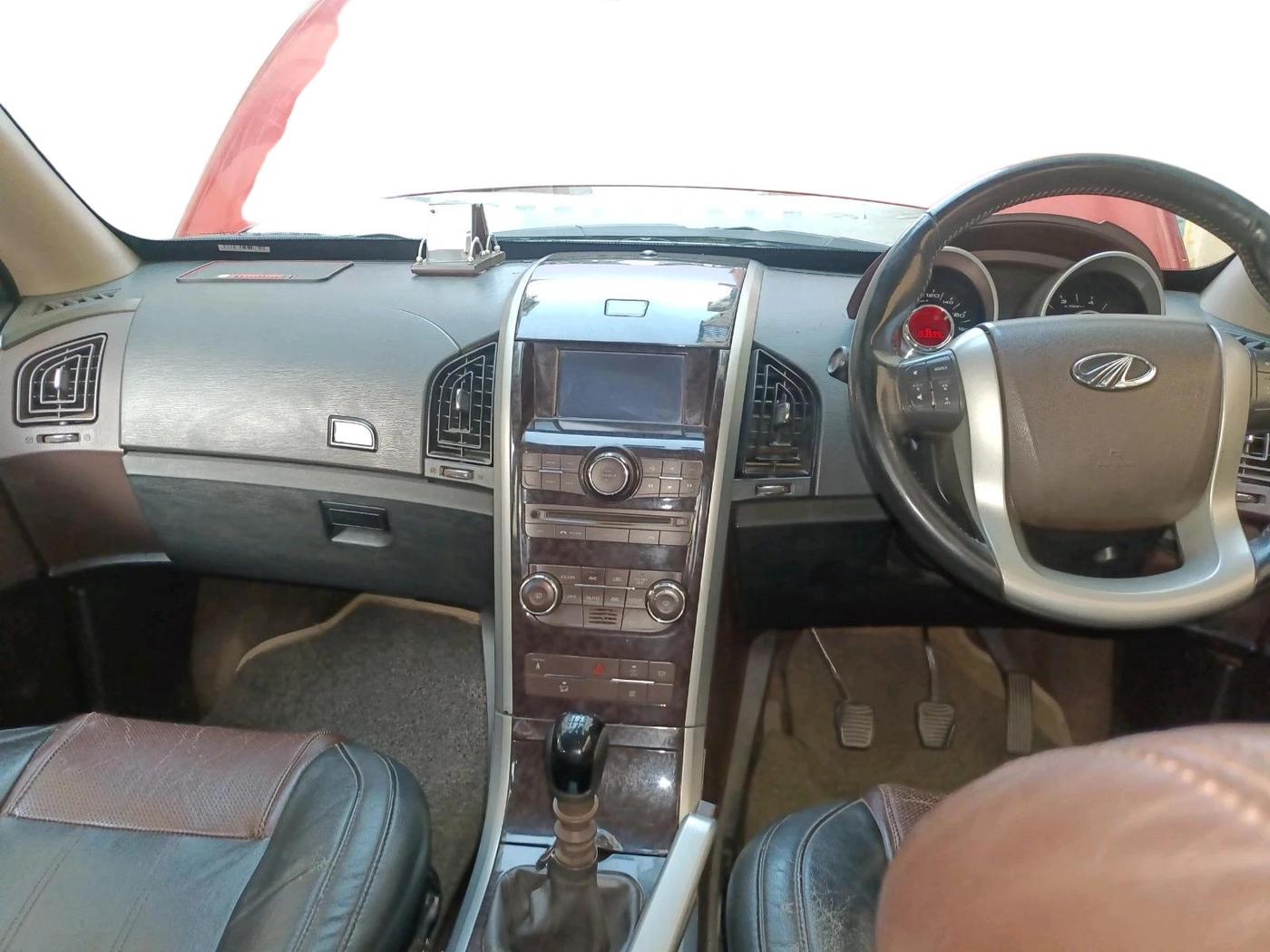 2015 Mahindra XUV500 W8, Diesel, Manual, 1,53,599 km, interior