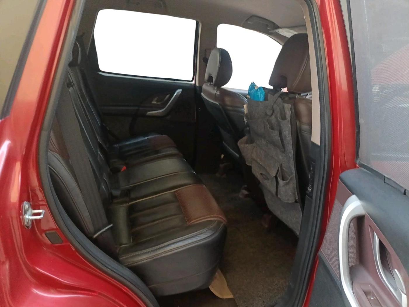 2015 Mahindra XUV500 W8, Diesel, Manual, 1,53,599 km, interior