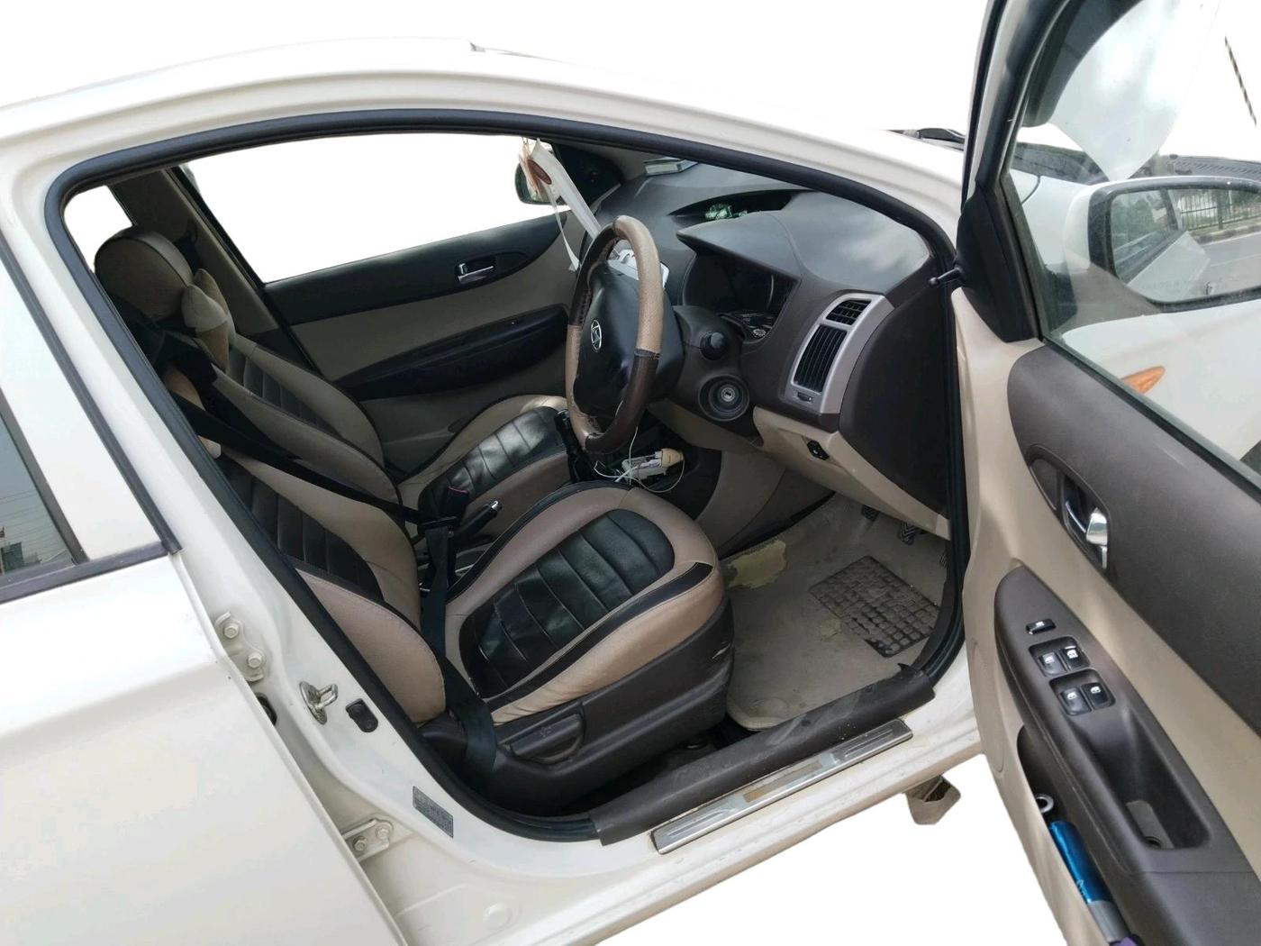 2011 Hyundai i20 MAGNA 1.2, CNG, Manual, 81,808 km, interior