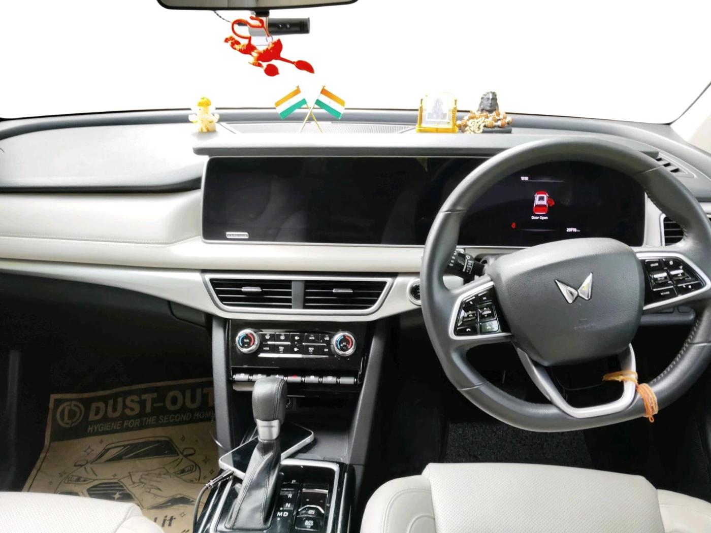 2022 Mahindra XUV700 AX 7 LUXURY P AT 7 STR, Petrol, Automatic, 29,776 km, interior