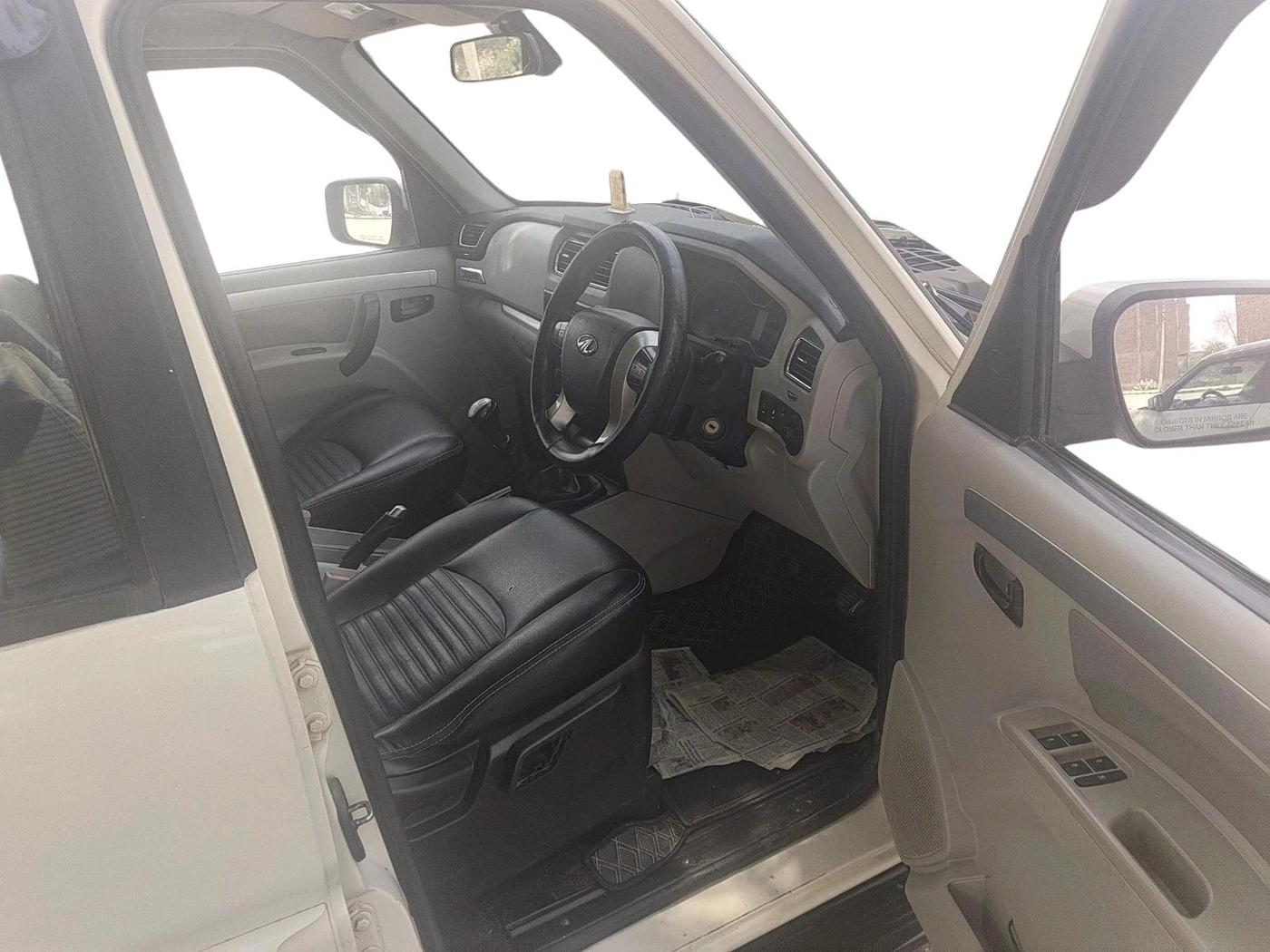 2017 Mahindra Scorpio S10, Diesel, Manual, 1,16,500 km, interior