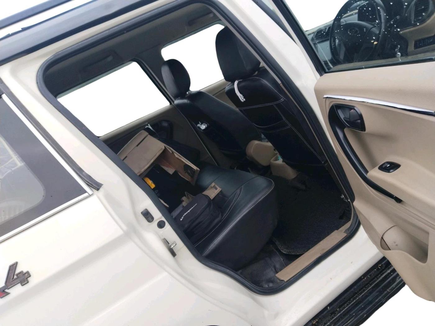2017 Mahindra TUV300 T6 PLUS, Diesel, Manual, 79,695 km, interior