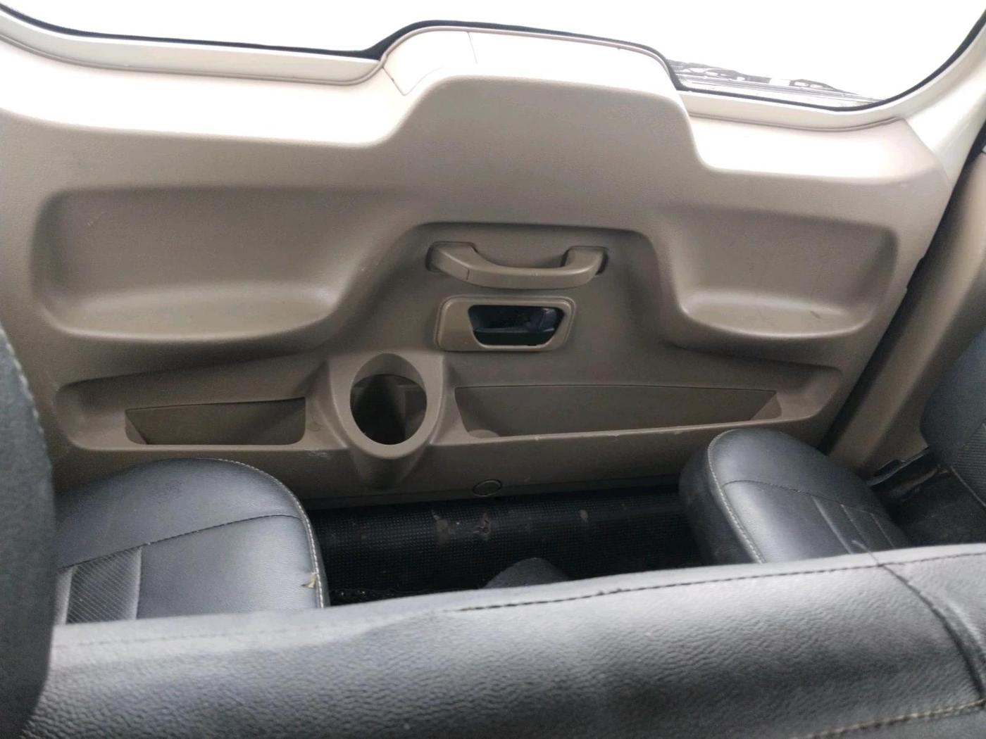 2017 Mahindra TUV300 T6 PLUS, Diesel, Manual, 79,695 km, interior