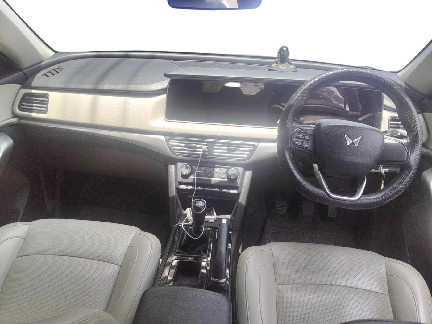 2022 Mahindra XUV700 AX 3 P MT 5 STR, Petrol, Manual, 1,26,579 km, interior