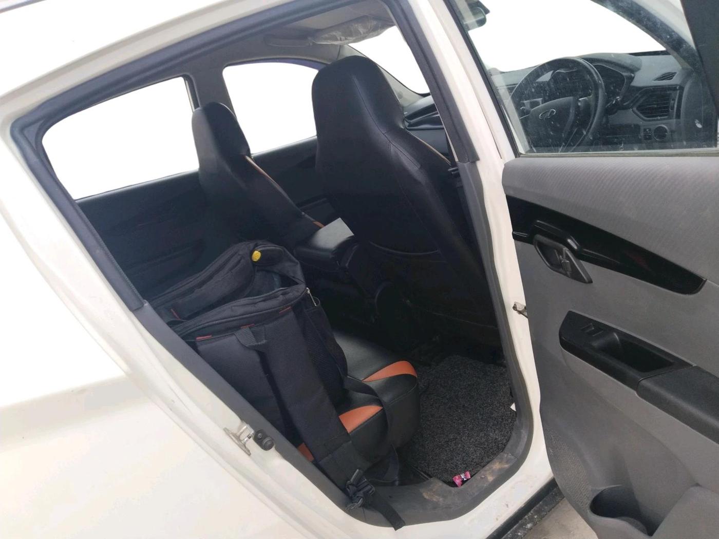 2018 Mahindra KUV 100 NXT K4+ D 6 STR, Diesel, Manual, 70,042 km, interior