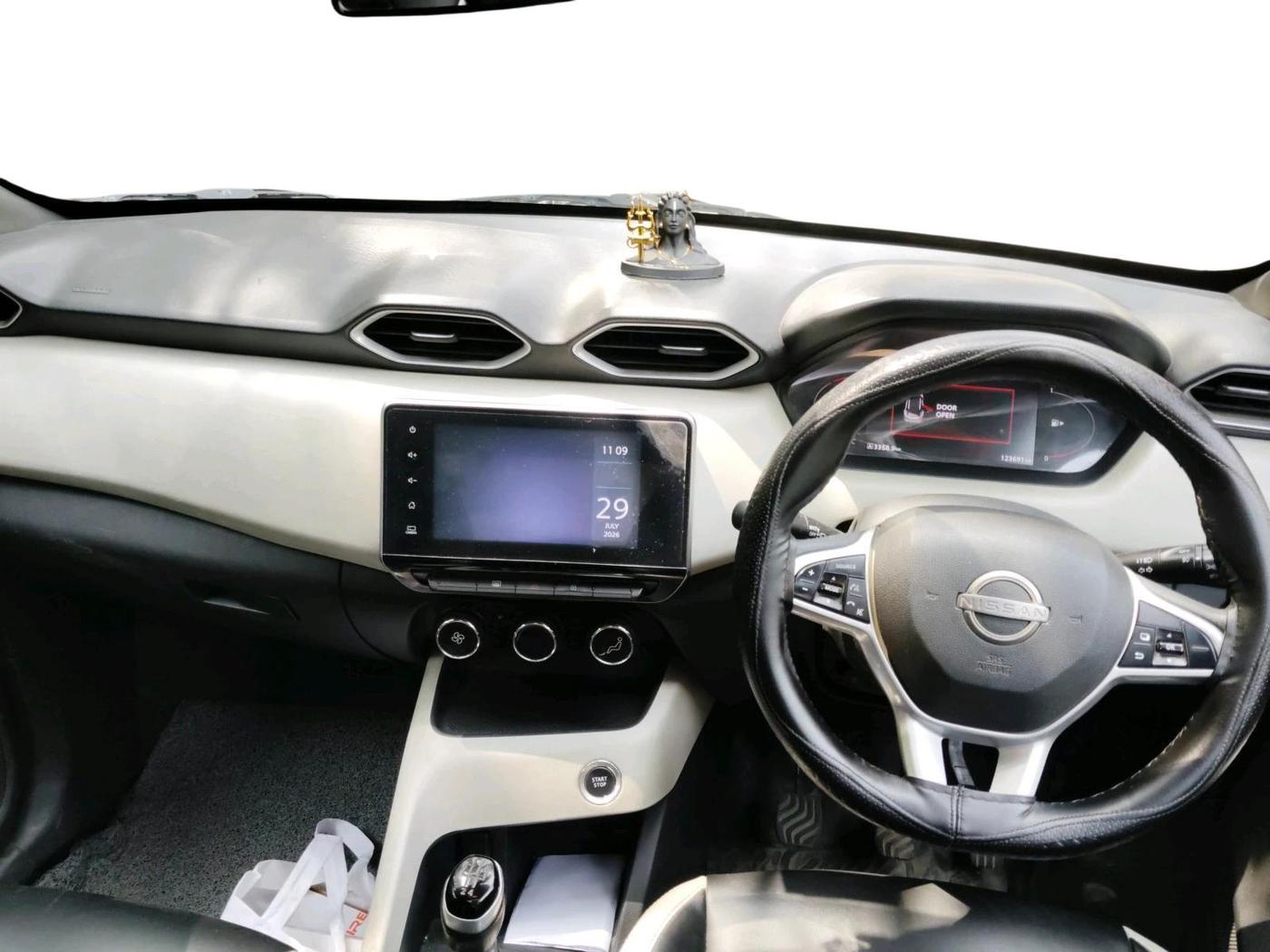 2022 Nissan MAGNITE XV MT, Petrol, Manual, 1,23,691 km, interior