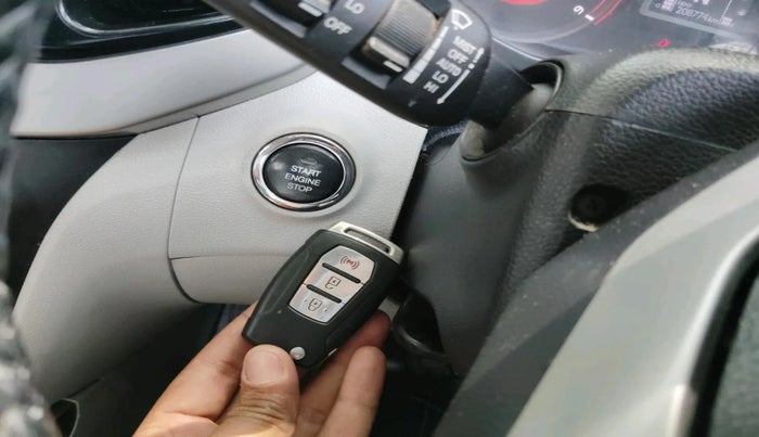 2019 Mahindra XUV300 W8 (O) 1.5 DIESEL, Diesel, Manual, 2,08,774 km, interior