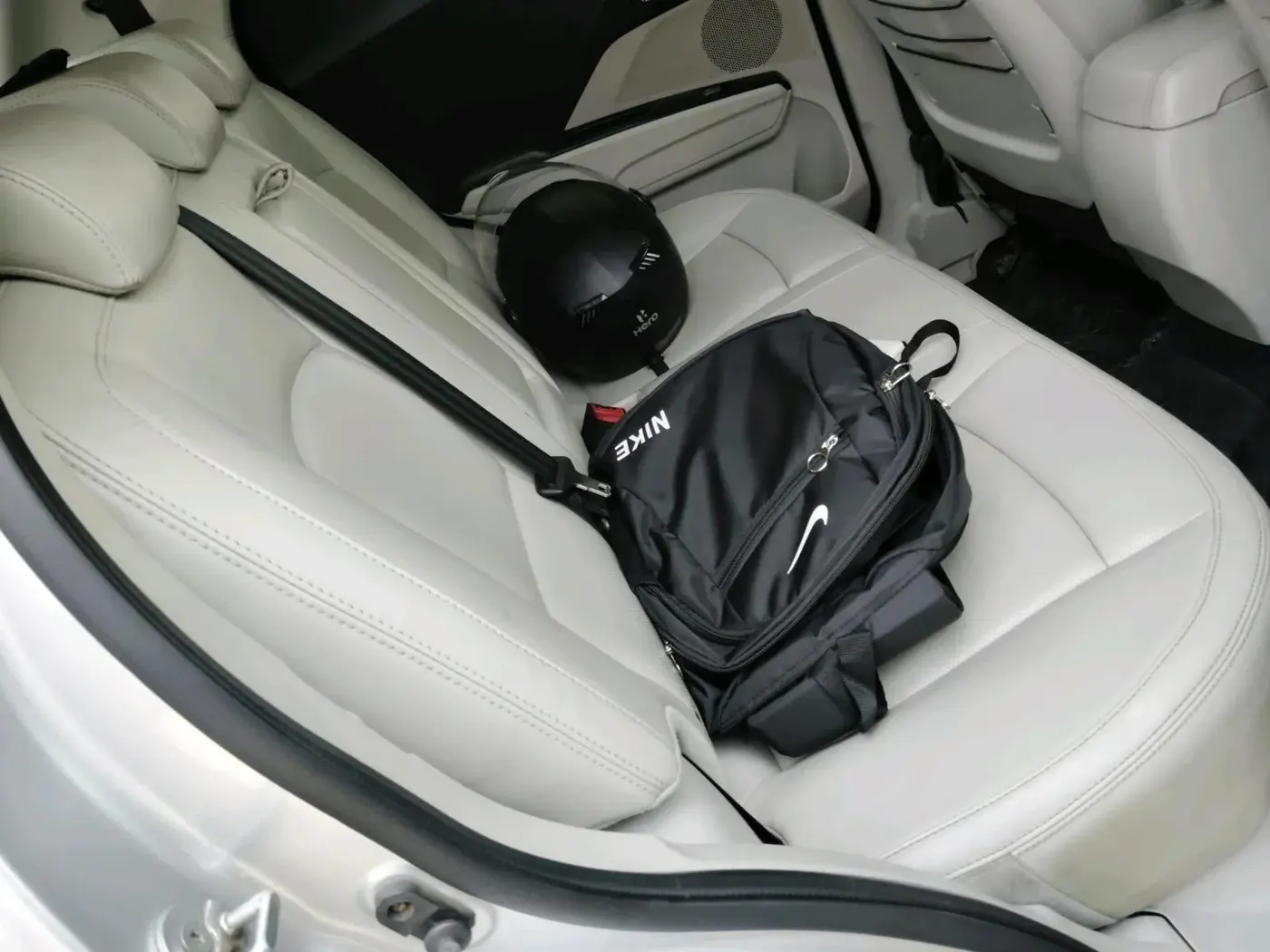 2019 Mahindra XUV300 W8 (O) 1.5 DIESEL, Diesel, Manual, 2,08,774 km, interior