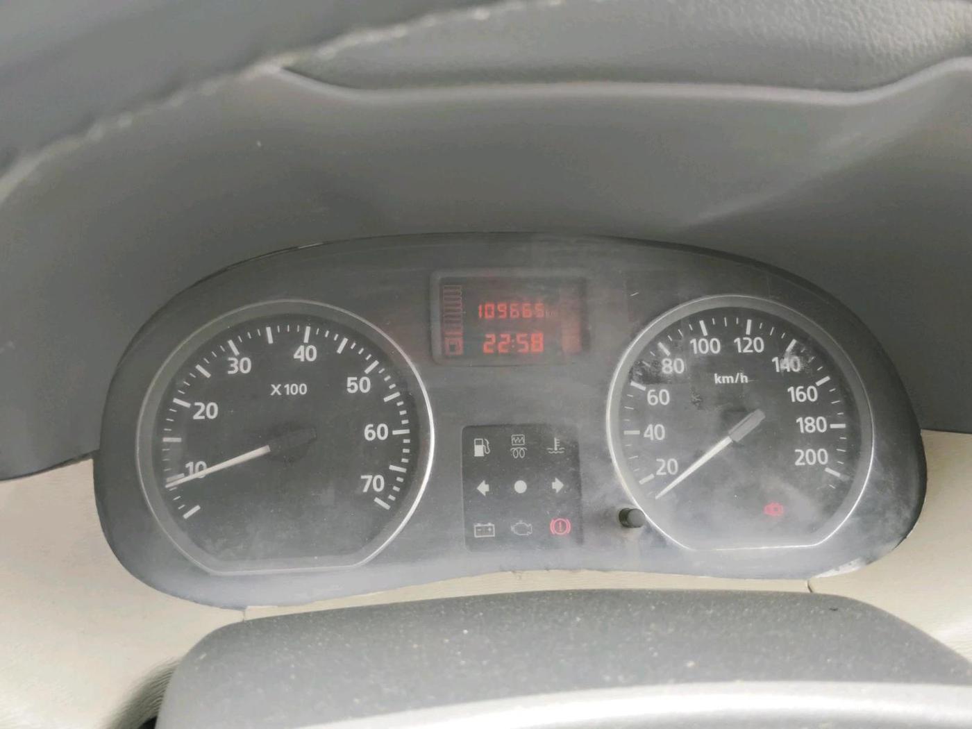 2014 Nissan Terrano XV D THP 110 PS, Diesel, Manual, 1,09,665 km, interior