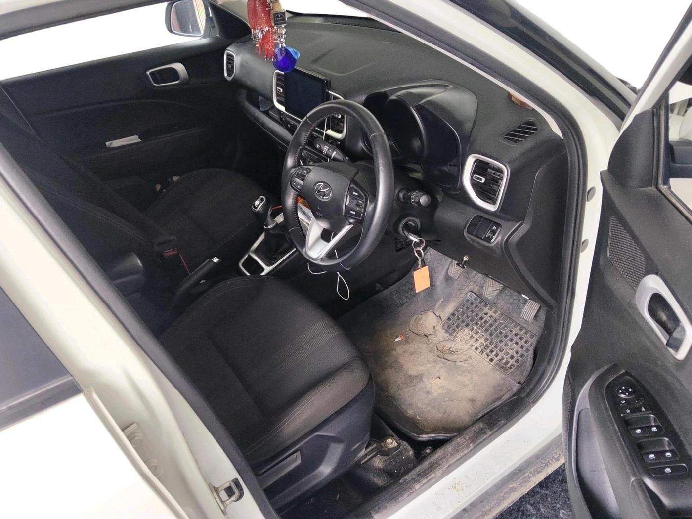 2022 Hyundai VENUE SX 1.0 TURBO, Petrol, Manual, 50,192 km, interior