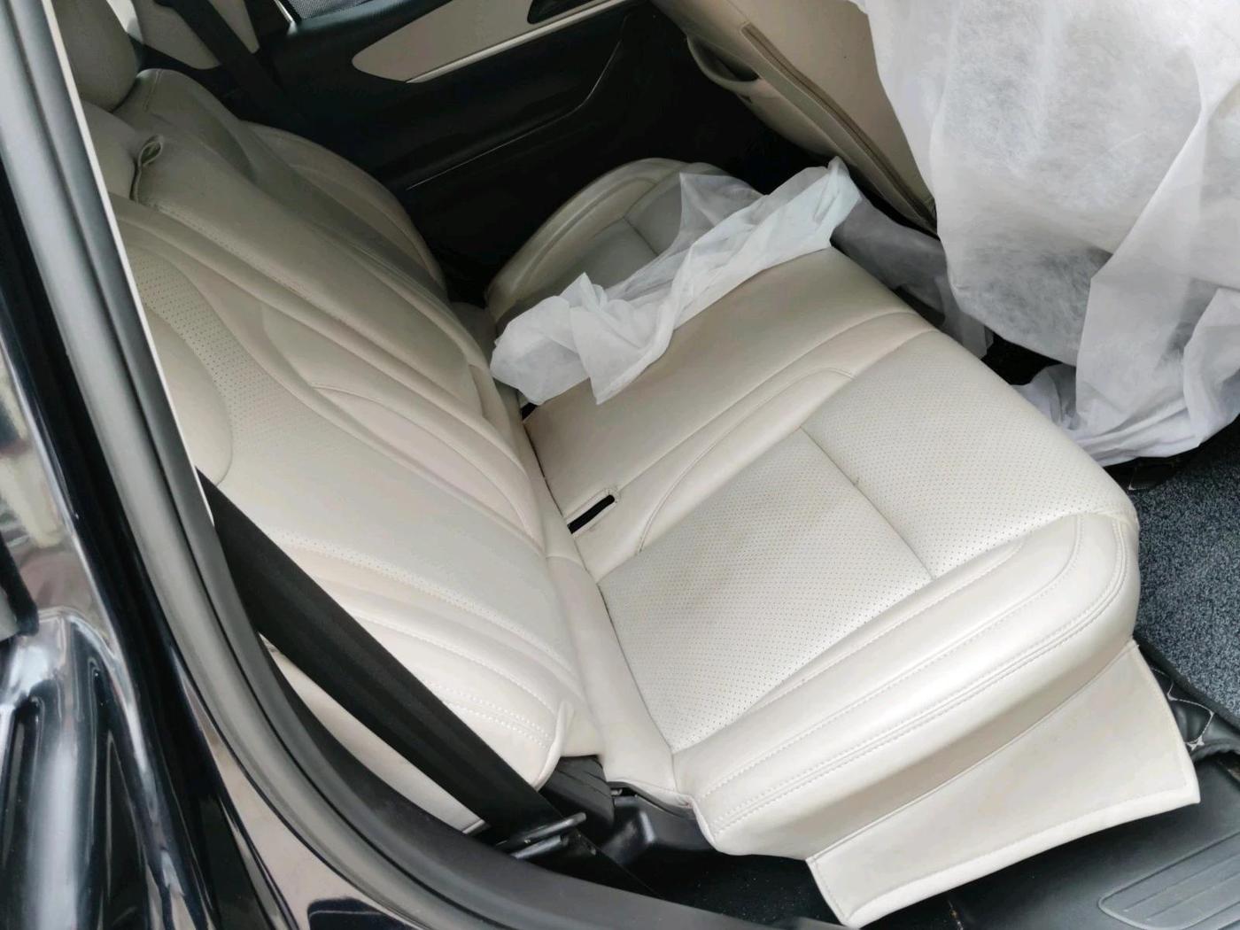 2023 Mahindra XUV700 AX 5 P AT 5 STR, Petrol, Automatic, 35,911 km, interior