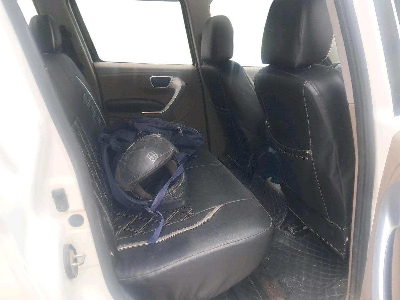 2017 Mahindra TUV300 T10, Diesel, Manual, 1,38,027 km, interior