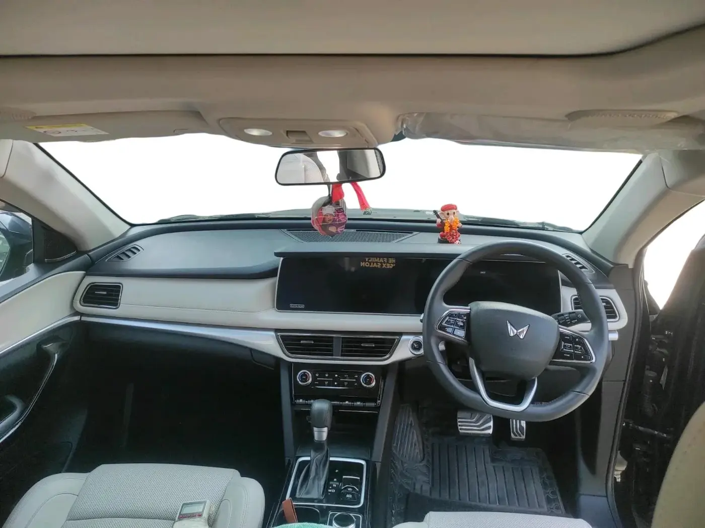 2024 Mahindra XUV700 AX 7 Luxury Pack Petrol AT 6 STR, Petrol, Automatic, 23,400 km, interior