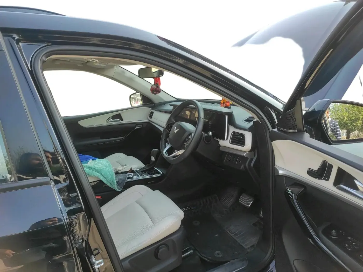 2024 Mahindra XUV700 AX 7 Luxury Pack Petrol AT 6 STR, Petrol, Automatic, 23,400 km, interior