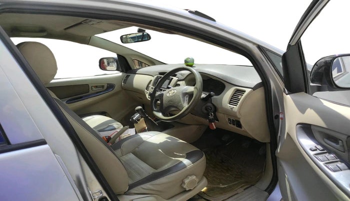 2014 Toyota Innova 2.5 GX 7 STR, Diesel, Manual, 1,92,912 km, interior