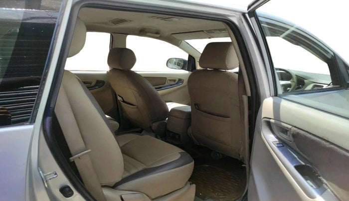 2014 Toyota Innova 2.5 GX 7 STR, Diesel, Manual, 1,92,912 km, interior