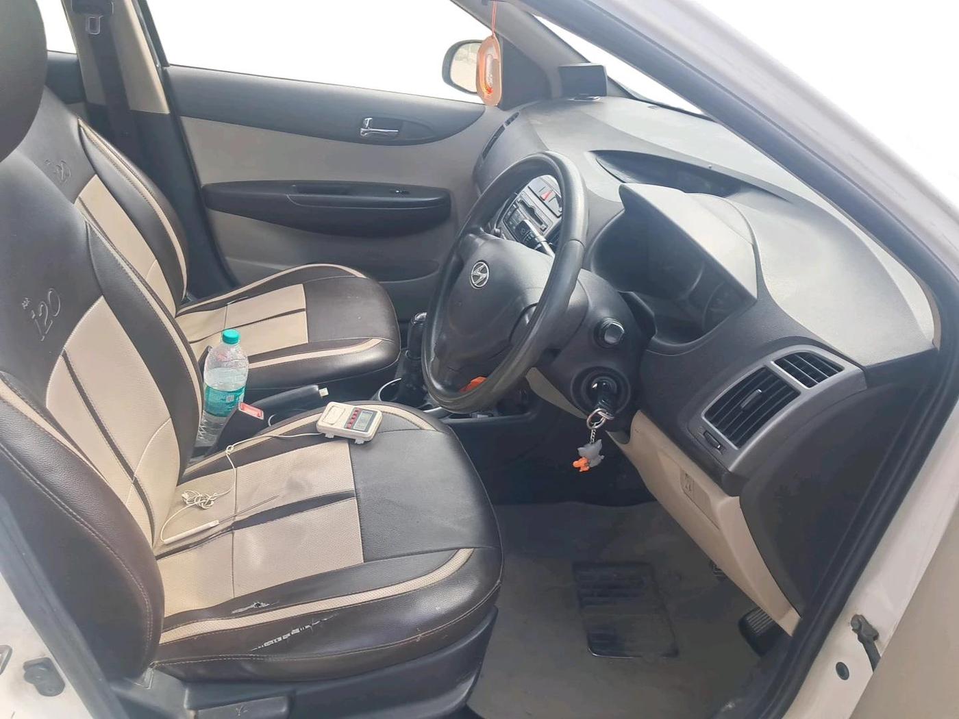 2013 Hyundai i20 MAGNA 1.4 CRDI, Diesel, Manual, 2,68,654 km, interior