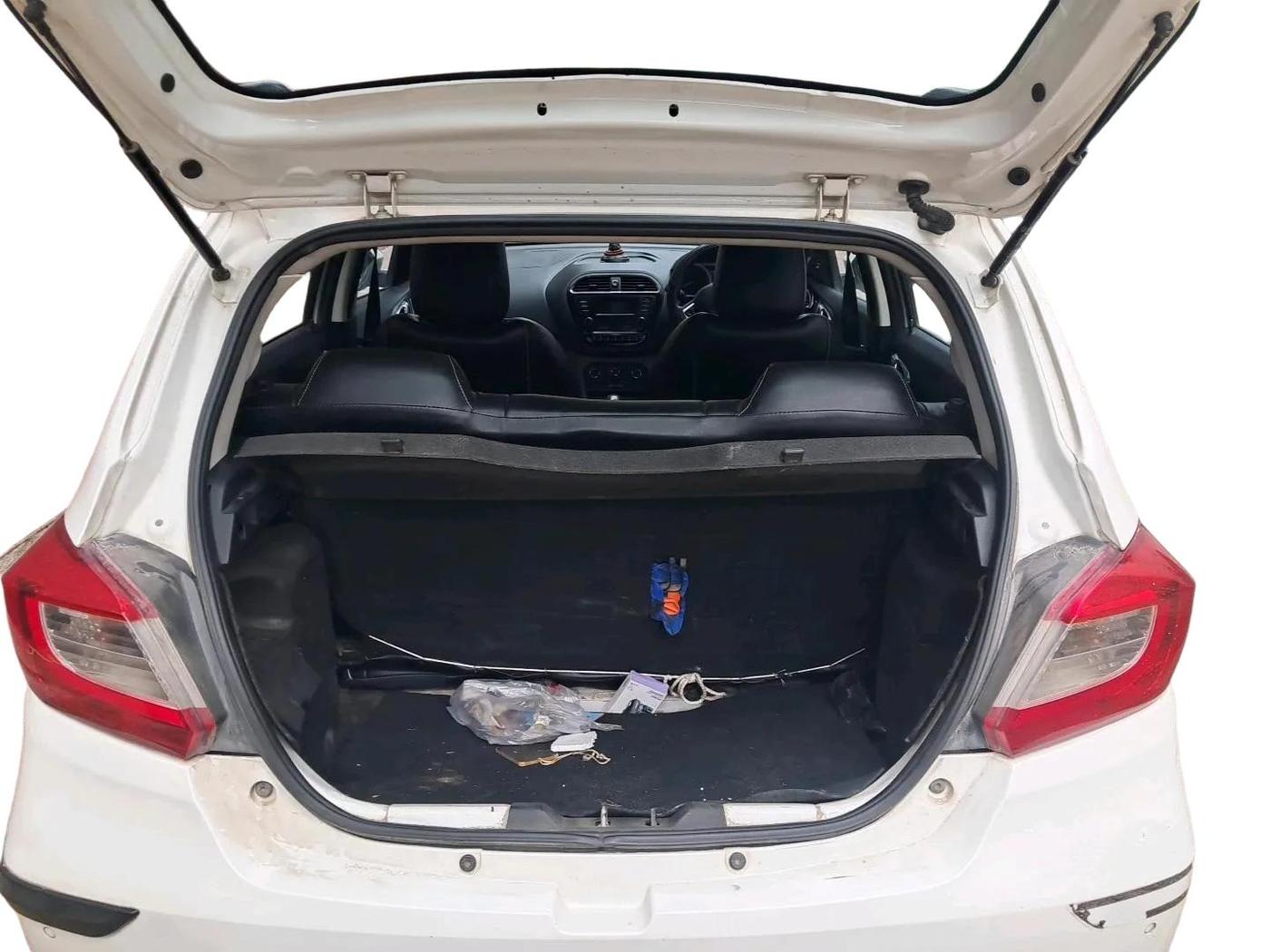 2017 Tata Tiago XZ PETROL, Petrol, Manual, 1,69,176 km, exterior