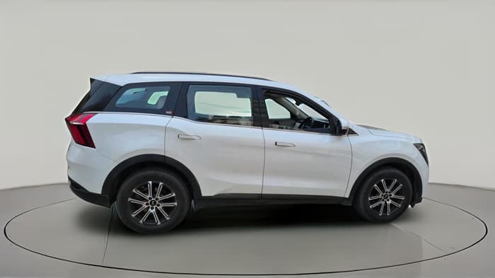 2026 Mahindra XUV700 AX 7 LUXURY D AT 7 STR, Diesel, Automatic, 24,470 km, exterior