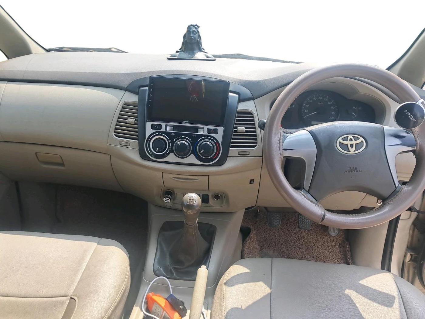 2012 Toyota Innova 2.5 GX 8 STR, Diesel, Manual, 1,31,103 km, interior