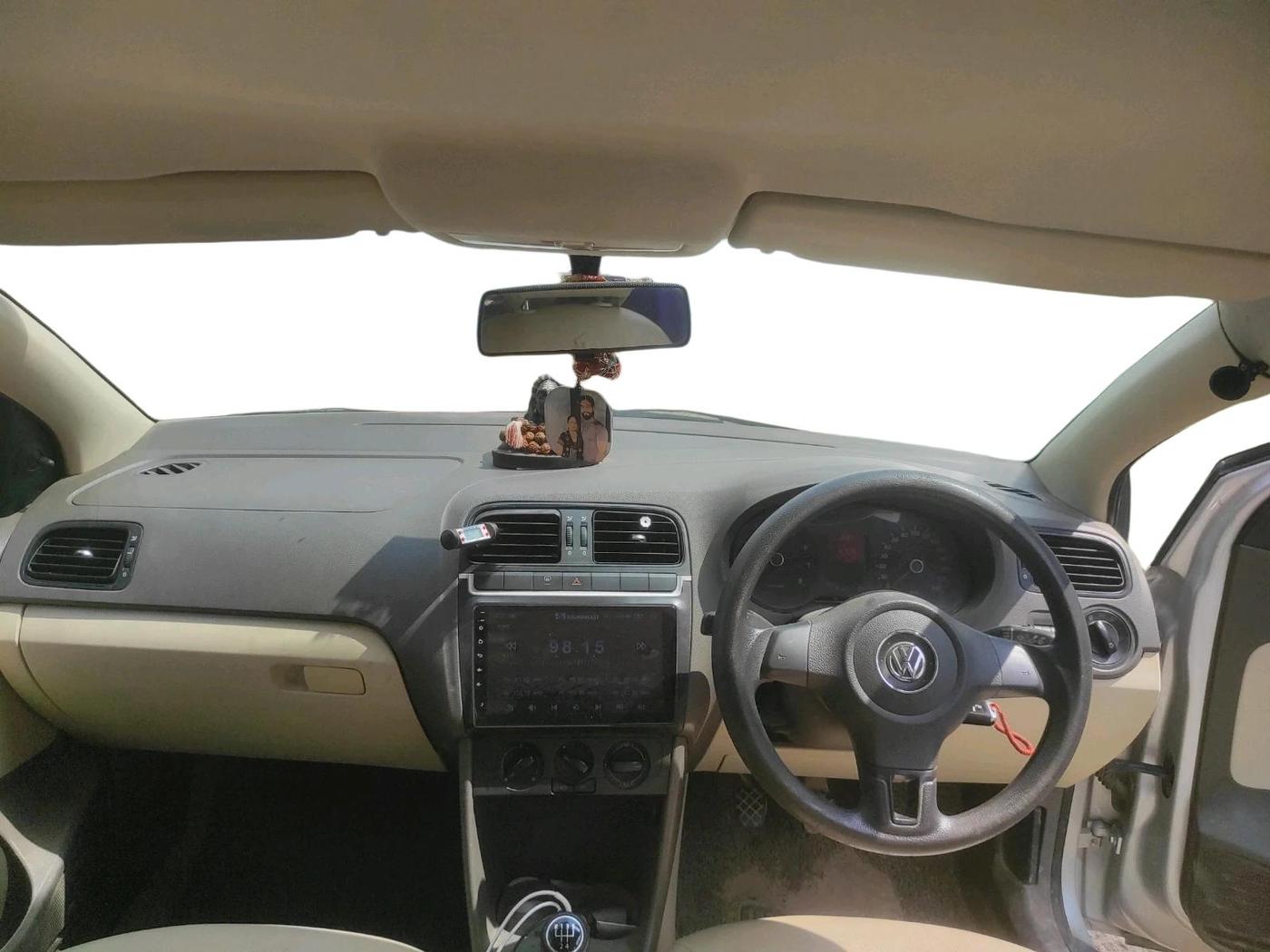 2011 Volkswagen Vento TRENDLINE 1.6, Petrol, Manual, 1,07,535 km, interior