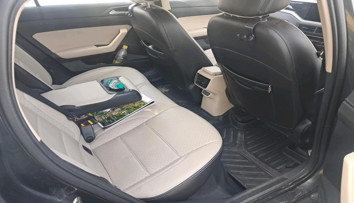 2023 Volkswagen VIRTUS HIGHLINE TSI 1.0 MT, Petrol, Manual, 70,168 km, interior