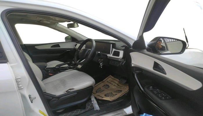 2022 Mahindra XUV700 AX 5 D AT 5 STR, Diesel, Automatic, 1,14,571 km, interior