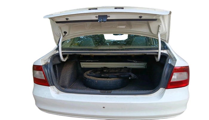 2012 Skoda Rapid AMBITION 1.6 TDI CR MT PLUS, Diesel, Manual, 2,63,855 km, exterior