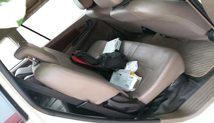 2015 Toyota Innova 2.5 GX 8 STR, Diesel, Manual, 2,02,332 km, interior