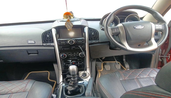 2018 Mahindra XUV500 W9, Diesel, Manual, 1,10,643 km, interior
