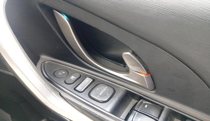 2018 Mahindra XUV500 W9, Diesel, Manual, 1,10,643 km, interior