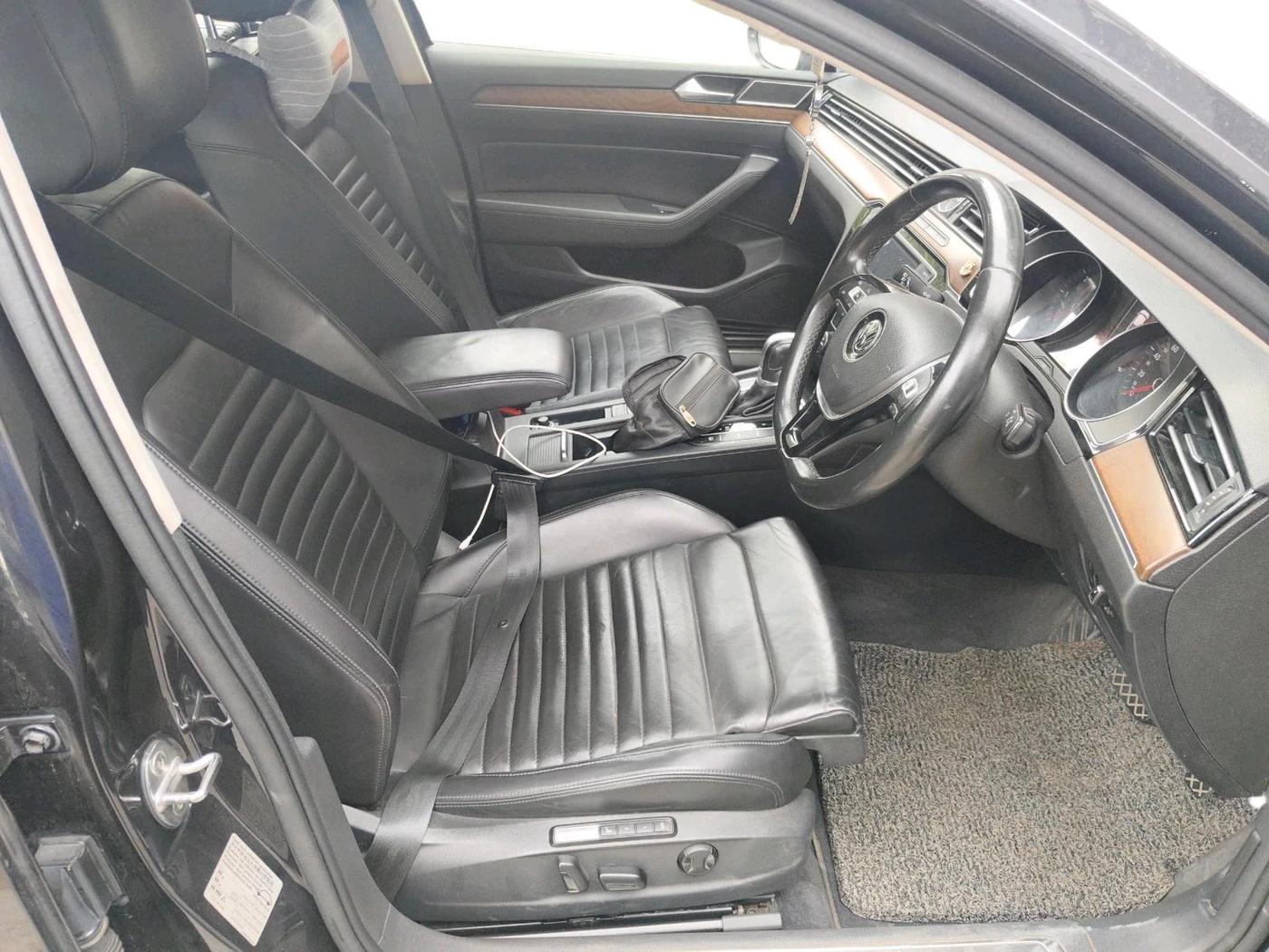 2017 Volkswagen Passat HIGHLINE DSG, Diesel, Automatic, 1,23,285 km, interior
