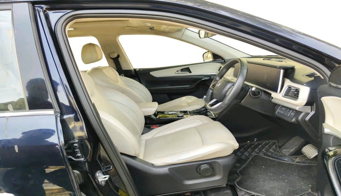 2023 Mahindra XUV700 AX 7 LUXURY D AT 7 STR, Diesel, Automatic, 49,285 km, interior