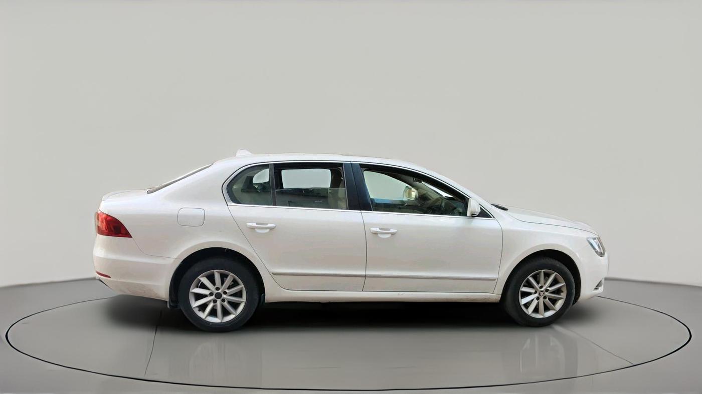 2015 Skoda Superb ELEGANCE 2.0 TDI CR AT, Diesel, Automatic, 1,16,390 km, exterior