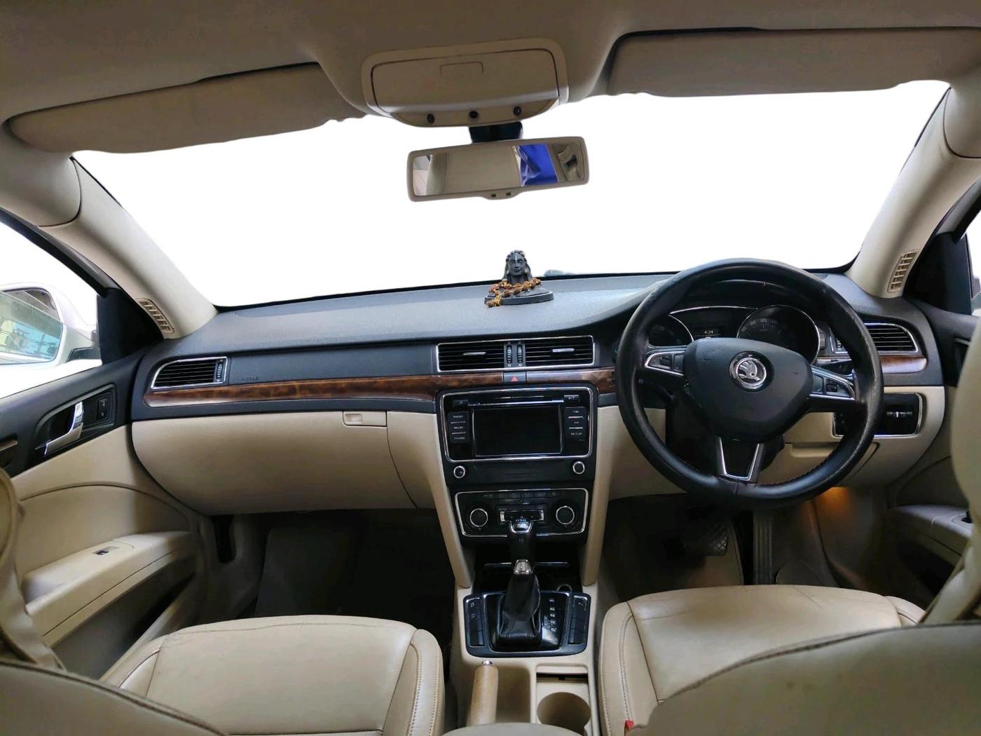 2015 Skoda Superb ELEGANCE 2.0 TDI CR AT, Diesel, Automatic, 1,16,390 km, interior