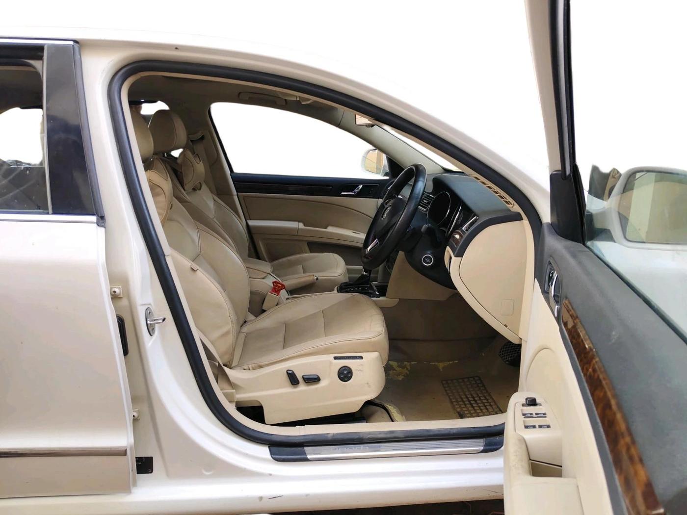 2015 Skoda Superb ELEGANCE 2.0 TDI CR AT, Diesel, Automatic, 1,16,390 km, interior