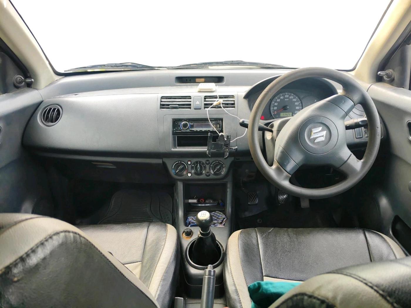 2011 Maruti Swift LXI, CNG, Manual, 1,14,291 km, interior