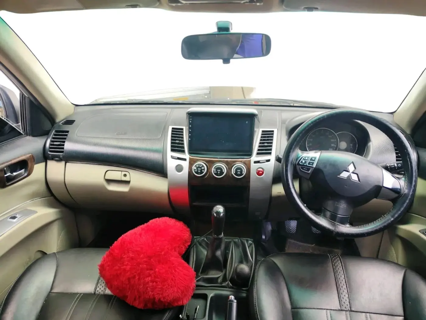2014 Mitsubishi Pajero Sport 2.5 MT, Diesel, Manual, 1,28,024 km, interior