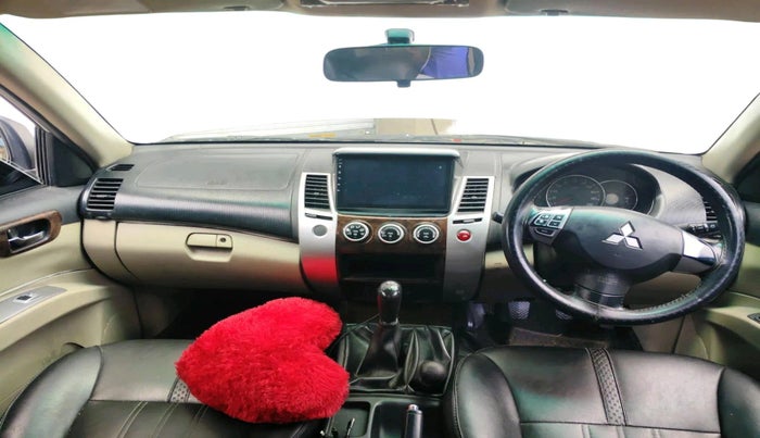 2014 Mitsubishi Pajero Sport 2.5 MT, Diesel, Manual, 1,28,024 km, interior