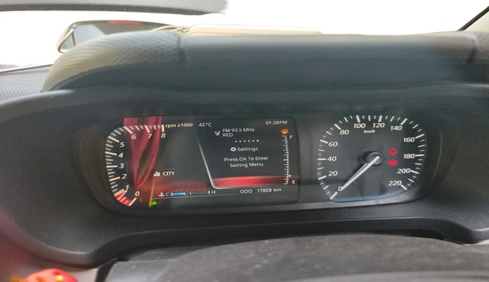2024 Tata ALTROZ XZ + SUNROOF, Petrol, Manual, 17,859 km, interior