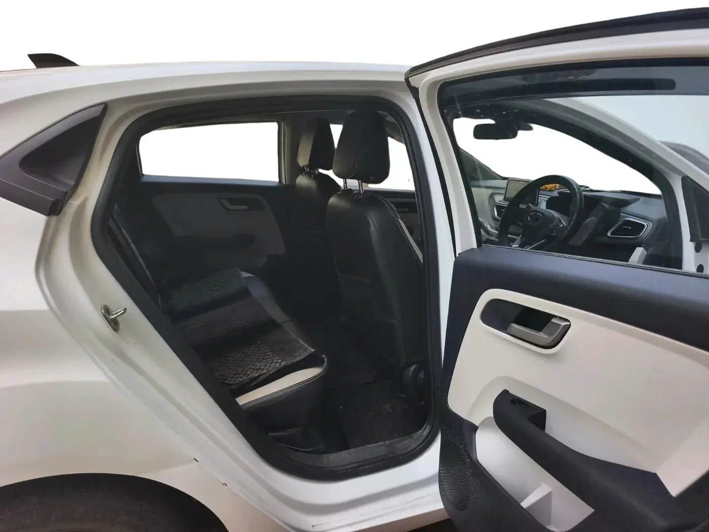 2024 Tata ALTROZ XZ + SUNROOF, Petrol, Manual, 17,859 km, interior