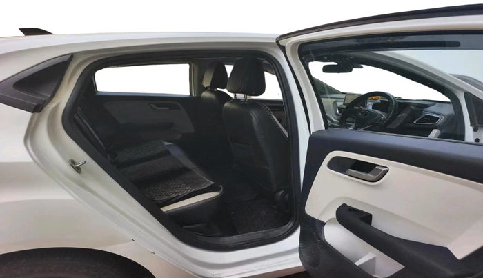 2024 Tata ALTROZ XZ + SUNROOF, Petrol, Manual, 17,859 km, interior
