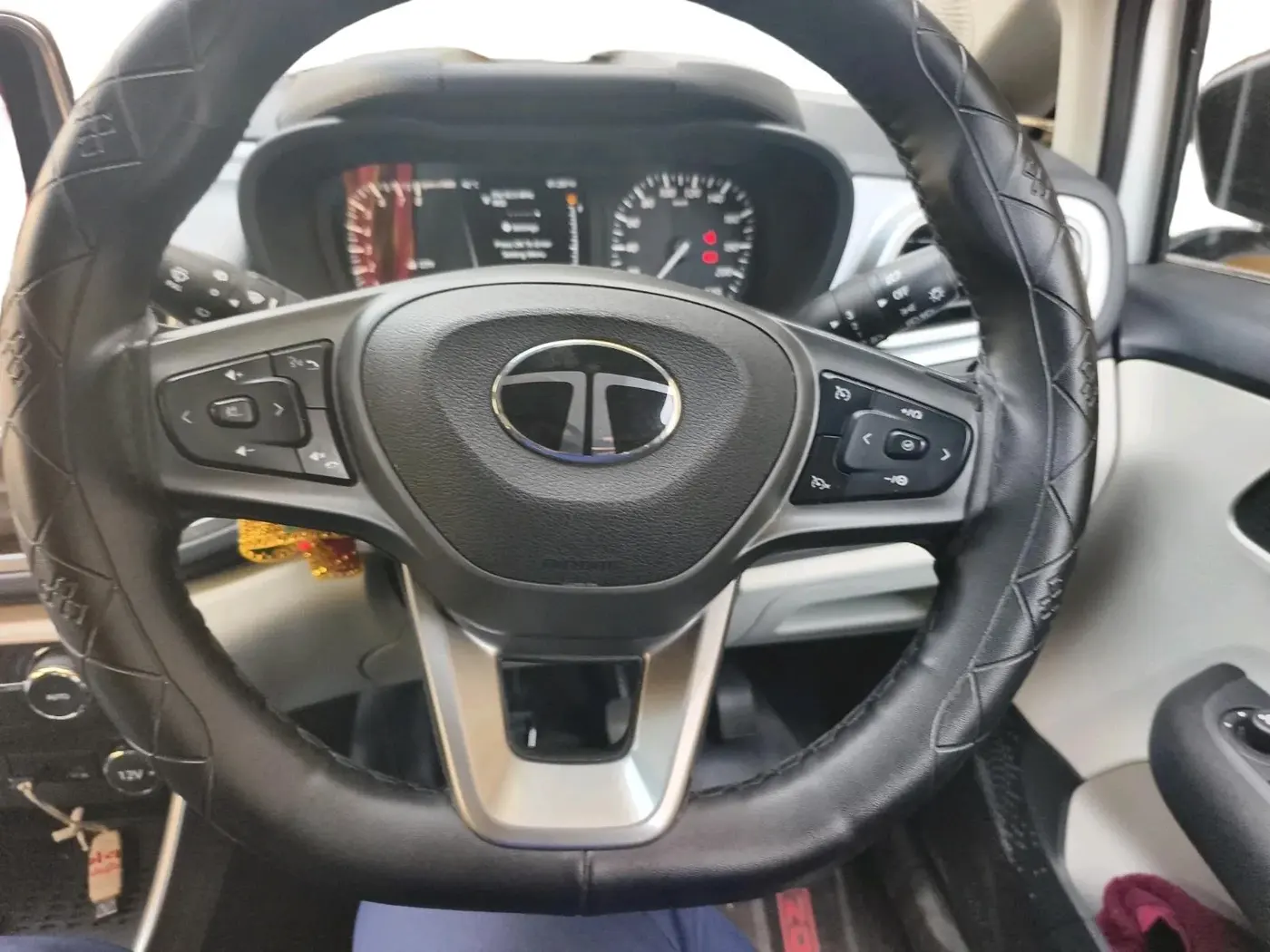 2024 Tata ALTROZ XZ + SUNROOF, Petrol, Manual, 17,859 km, interior